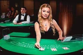 Dealer profesional via4d membagikan kartu baccarat di studio langsung berkualitas tinggi